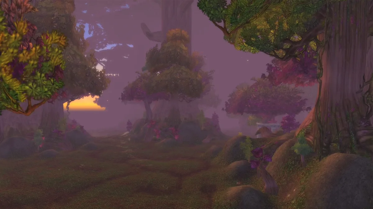 Ashenvale di WoW Forever dengan pepohonan ungu dan jalan setapak di tengah hutan