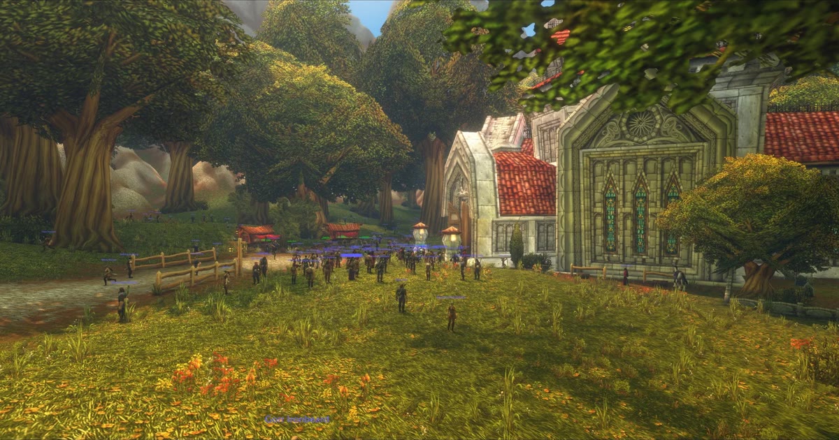 Puluhan karakter pemain berkerumun di depan Northshire Abbey pada hari pertama beta WoW Forever