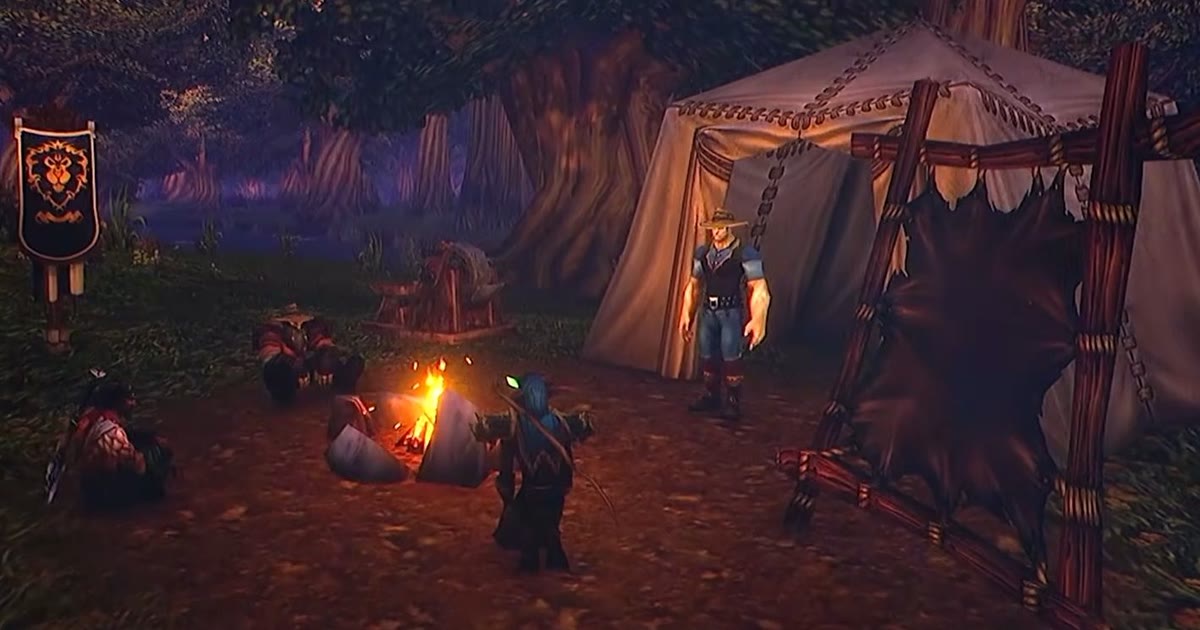 Campsite di Elwynn Forest dengan Faction Banner, campfire, tenda, dan Tanning Rack dari slide panel WoW Forever