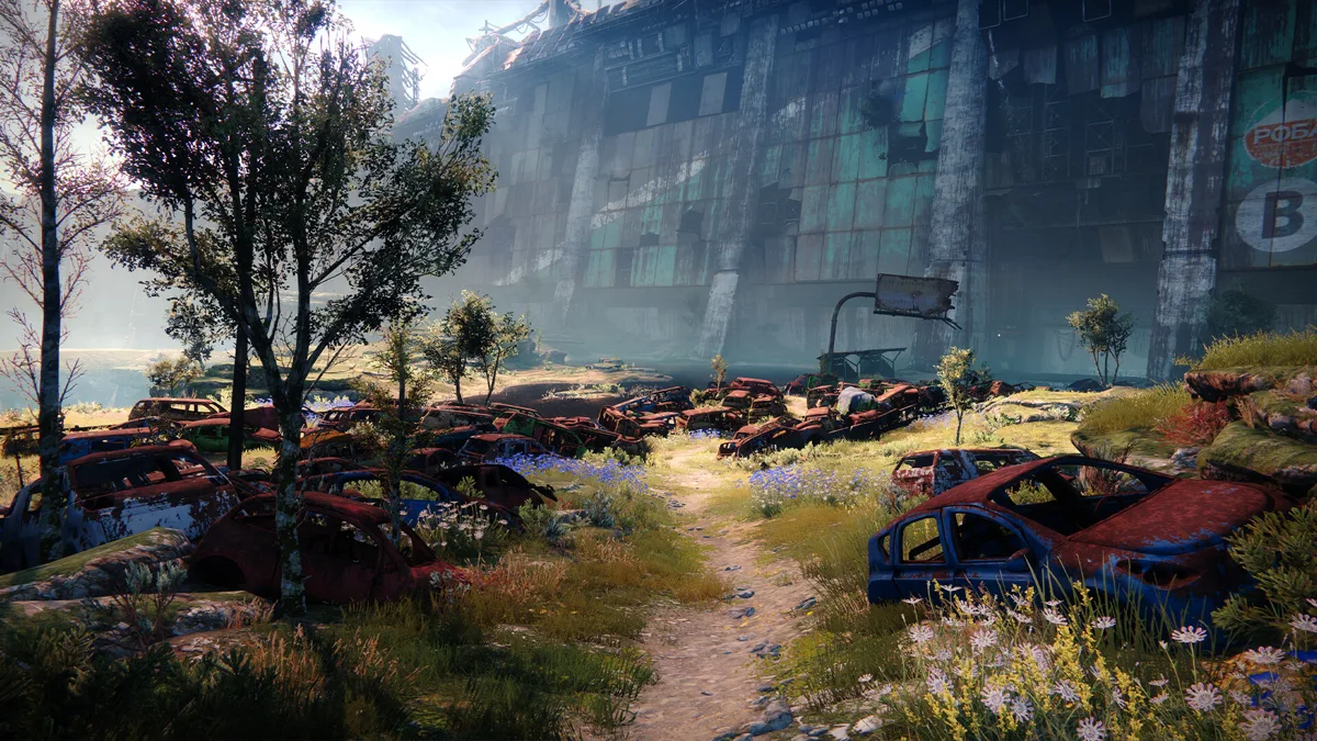 Pemandangan kota terbengkalai penuh bangkai mobil di European Dead Zone, salah satu area Destiny 2