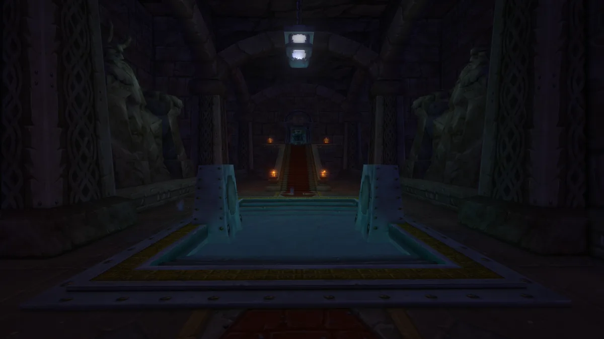 Aula batu Hall of Thanes di bawah Ironforge dengan patung Dwarf di kiri kanan dan tangga merah menuju singgasana