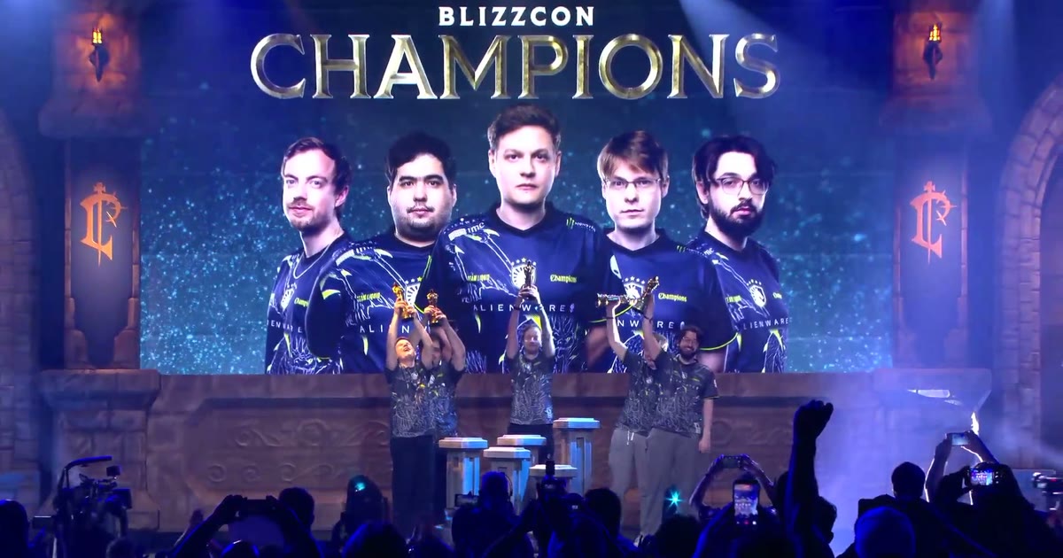 Team Liquid mengangkat trofi di panggung BlizzCon 2026, layar besar di belakang bertuliskan BlizzCon Champions