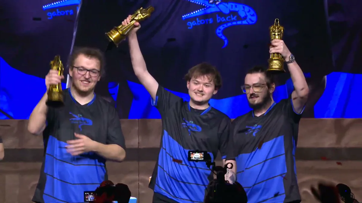 Pemain Gators Back mengangkat trofi AWC di panggung BlizzCon 2026 setelah menang 4-2 atas Echo