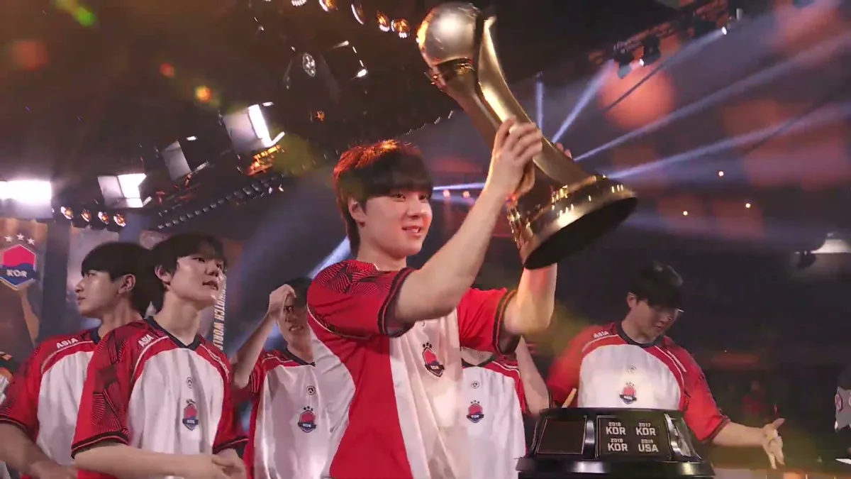 Pemain Korea Selatan mengangkat trofi Overwatch World Cup di BlizzCon 2026