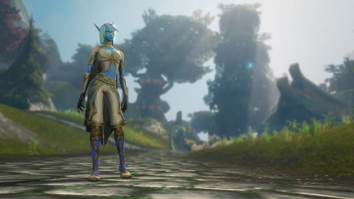 Karakter Skyborne berkulit biru berdiri di jalan batu dengan latar pohon raksasa, WoW Forever
