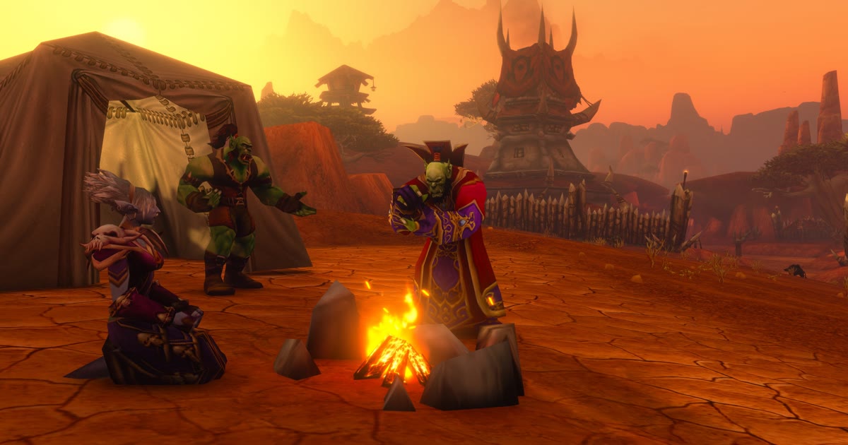 Tiga karakter Horde berkumpul di campfire depan tenda di Durotar, sistem Camping WoW Forever